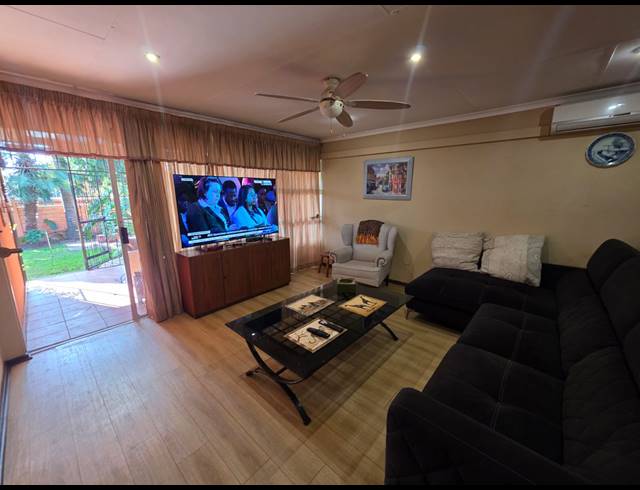 3 BEDROOM TOWNHOUSE TO LET IN VANDERBIJLPARK SW 1